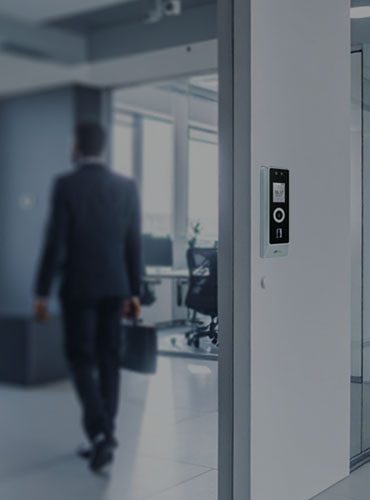 Dispositivo de control de acceso biométrico con lector facial y de huella para entradas seguras.